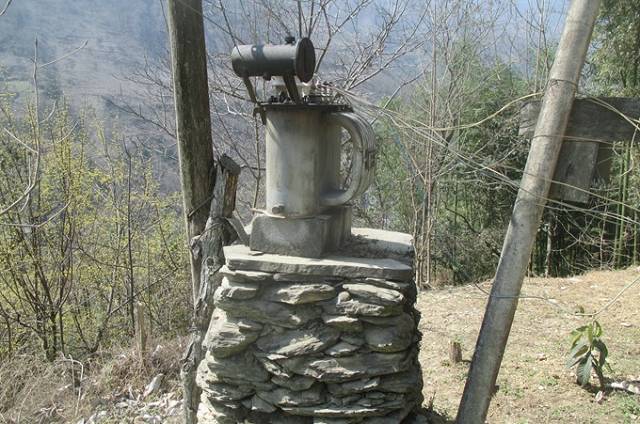 绵阳：羌笛响 莎朗跳 咂酒放歌电网改造 