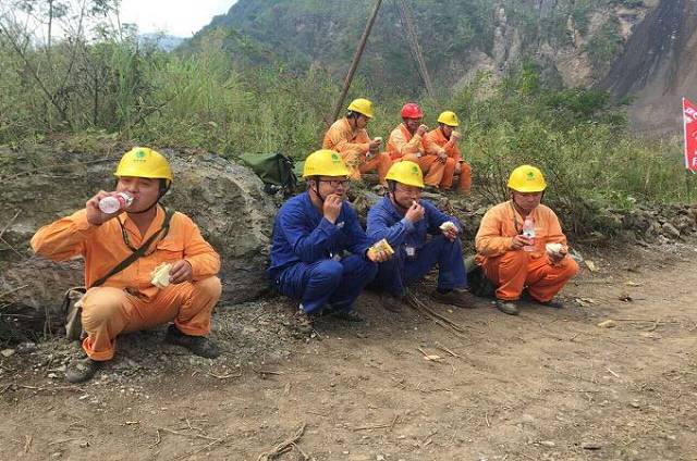 绵阳：羌笛响 莎朗跳 咂酒放歌电网改造 