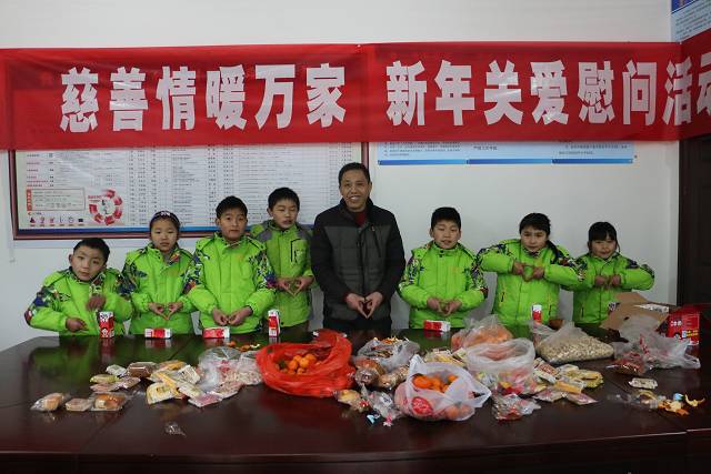 南充：送温暖 迎新年 儿童脸上笑开颜 