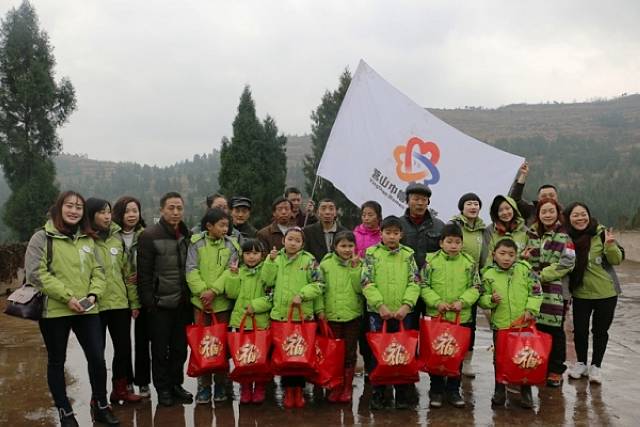 南充：送温暖 迎新年 娃娃脸上笑开颜 