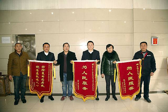 巴中：鏖战寒冬送光明 居民感恩赠锦旗 