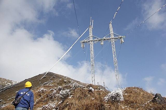 雅安：冒雪特巡泥巴山线路 