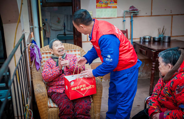 成都：元宵送温暖 党旗添光彩 