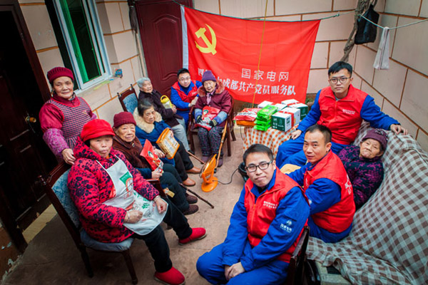 成都：元宵送温暖 党旗添光彩 
