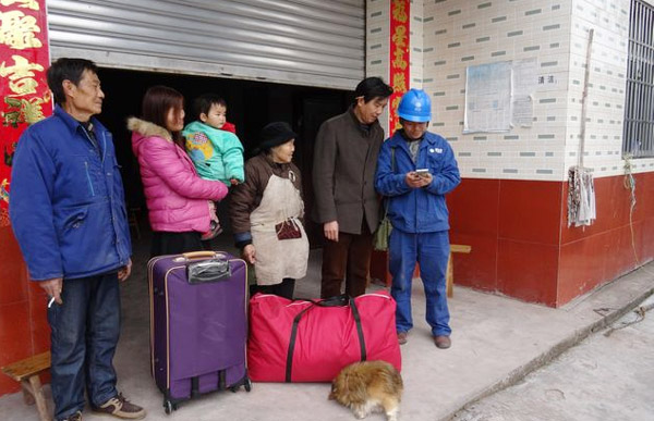 南充：“连心卡”陪伴留守老人