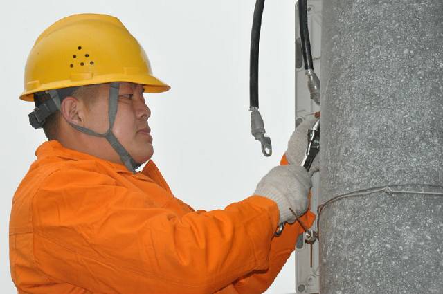 绵阳：关注老人温暖 及时抢修复电 