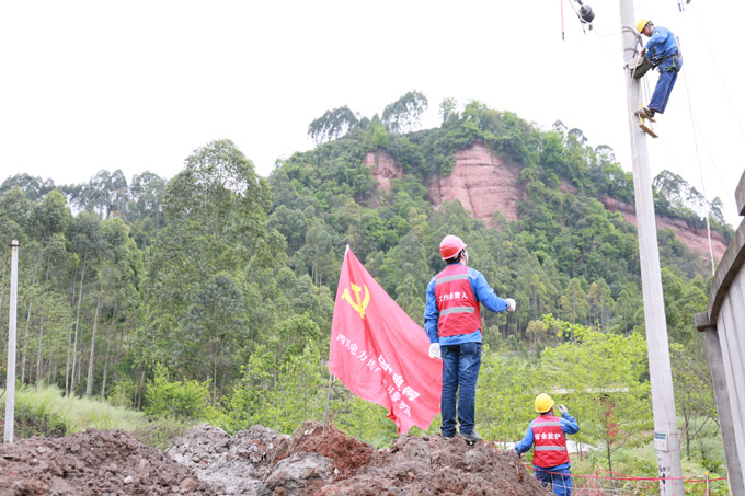 【第一现场】公司全力应对乐山广元等地风灾 当日恢复供电