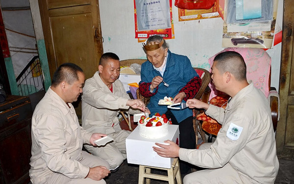雅安：邓婆婆笑得眼睛眯成了缝