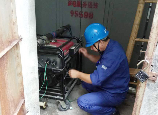 乐山：遭大风袭击 深夜保电忙 