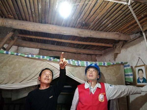 南充：为16户贫困户整改线路 