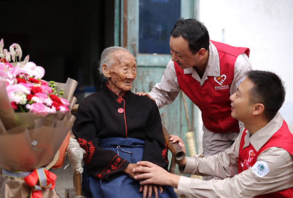 眉山：特殊亲人陪伴的百岁生日 