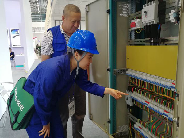 绵阳：科技盛宴上的蓝色身影 