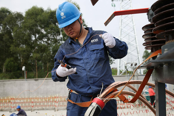 内江：施工现场热火朝天 电网建设深得民心