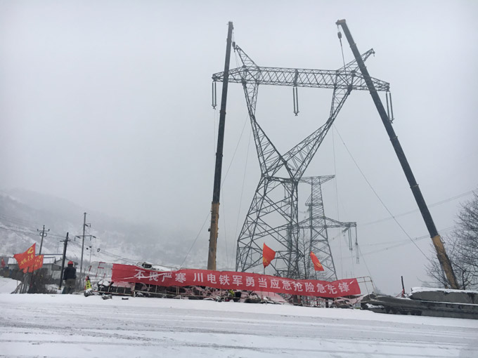 【抢险九石线】将士顶风冒雪  放倒受伤铁塔 