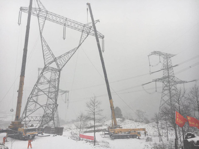 【抢险九石线】将士顶风冒雪  放倒受伤铁塔 