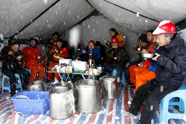 【抢险九石线】大雪中的工地午餐