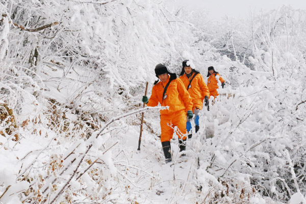 送变电：风雪中的巡线人 