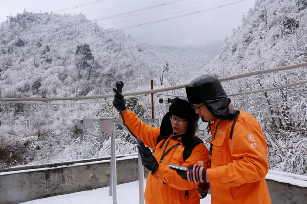 送变电：风雪中的巡线人 