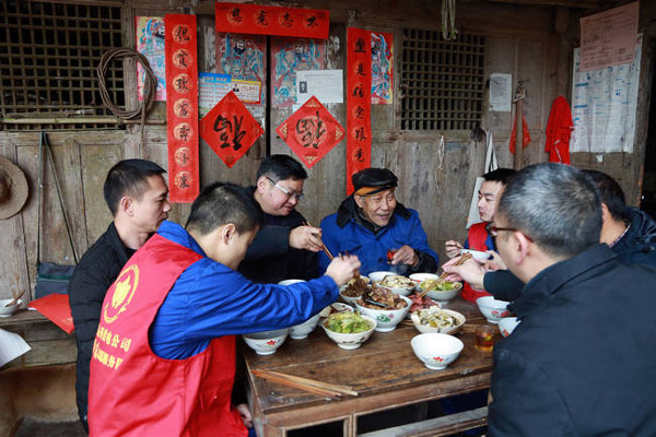 达州：春联送到 喜庆一片