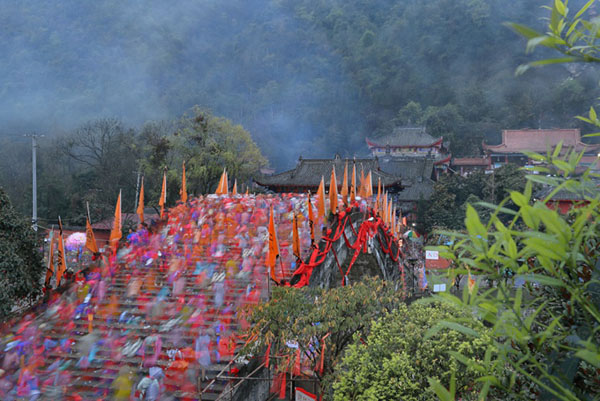 绵阳：20万人踩桥祈福 70名电力员工守平安 