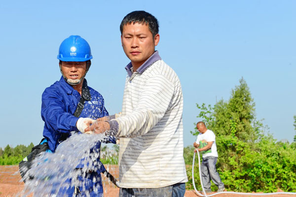 成都：抗旱保电提灌 白云村1500人“解渴” 