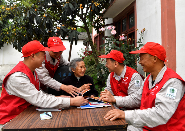 眉山：“攀亲百岁老人” 传寿乡孝道文化 