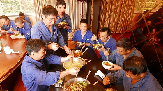 达州：施工现场的“午餐会” 