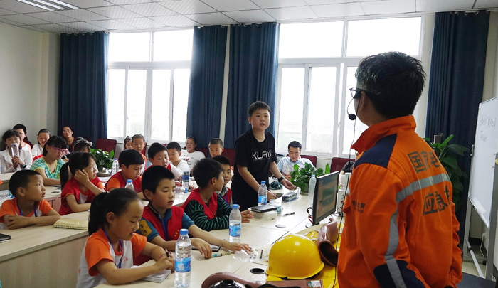 自贡公司：童心感受电网 安全铭记心间