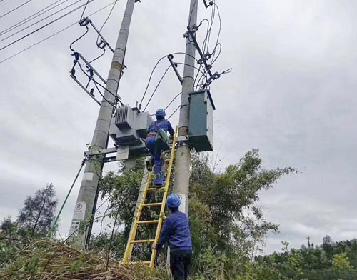【新闻现场】暴雨突袭巴中电网 450电力人保端午“安康” 