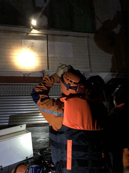 【第一现场】电力冲锋舟营救被困施工人员