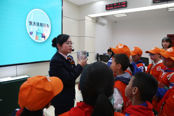 甘孜：小记者走进国家电网