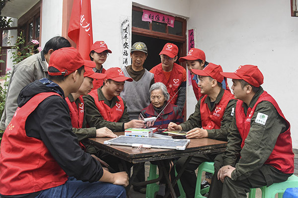 眉山：百岁老人家中的主题党日活动 