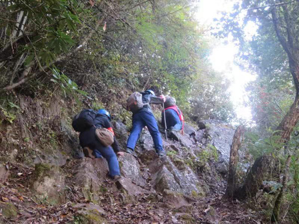 检修：巡线牛背山无人区
