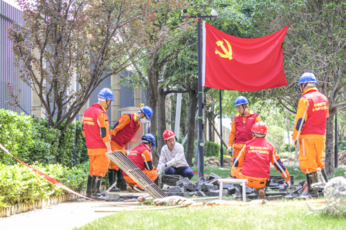 驰援郑州市“晴天见”小区恢复供电.jpg