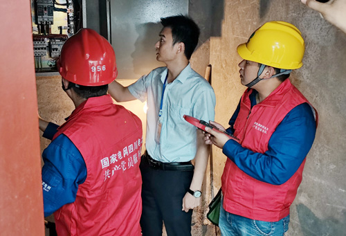 2021年7月21日，国网资阳供电公司连心桥共产党员服务队员来到用户处开展检查线路，宣传电能替代.jpg