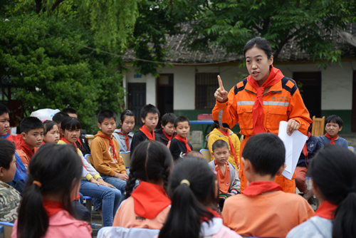 为小学生讲解用电安全知识.jpg