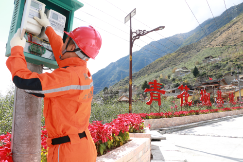 尺寸改 共产党员服务队队员检查基地用电.png