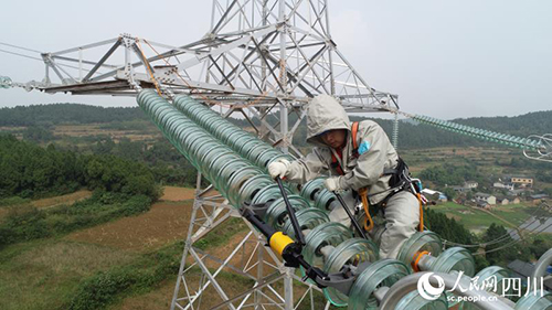 人民网 高塔银线上书写热血青春2.jpg