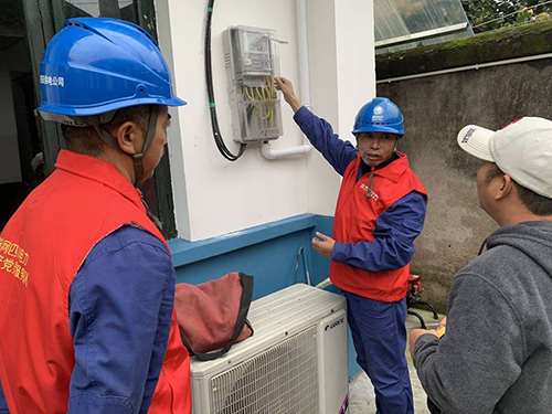 封面新闻：突发停电老人吸氧机罢工 国网德阳公司党员服务队紧急送电2.jpg