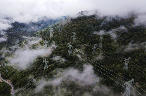 新华社客户端:为成都提供稳定电源 四川甘谷地至蜀州500千伏输电线路改接工程投运2.jpg