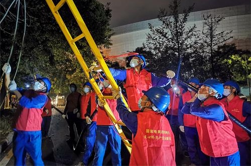 8月31日，国网泸州供电公司龙马潭供电中心为移动方舱医院布置电缆 (2)_看图王.jpg