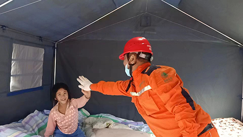 中国经济网：康定小伙家乡救灾送光明：“我是共产党员我先上！”3.jpg