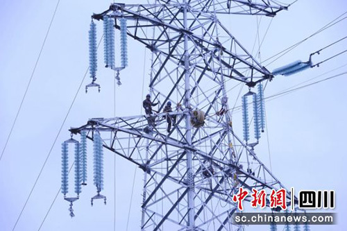 中国新闻网：眉山供电：迎战寒潮吹响迎峰度冬重点工程“冲锋号”2.jpg