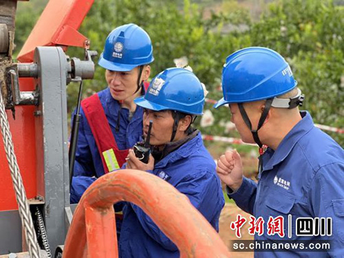 中国新闻网：眉山供电：迎战寒潮吹响迎峰度冬重点工程“冲锋号”3.jpg