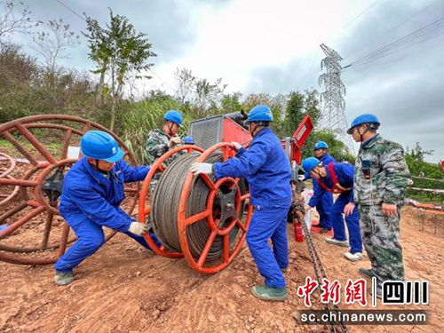 中国新闻网：眉山供电：迎战寒潮吹响迎峰度冬重点工程“冲锋号”4.jpg