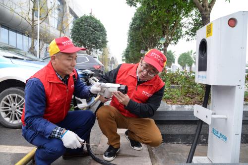 UTF-8&#39;&#39;2023年4月30日，国网邻水县供电有限责任公司供电服务人员前往邻水县客运中心对集中式充电服务桩设备及线路开展节前特巡工作，并向用电客户讲解充电桩使用技巧和注意事项，全力保障五一假期期间居民出行用上安心电、舒心电和放心电。.jpg