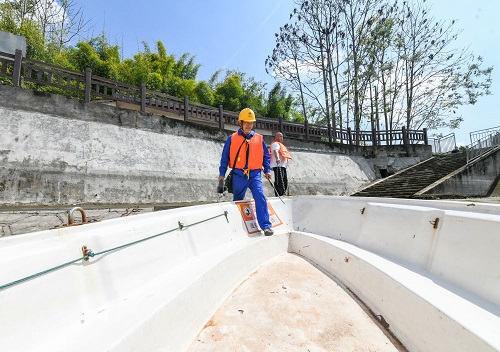 “一叶扁舟”守护孤岛变压器 为春灌送上及时水5.jpg