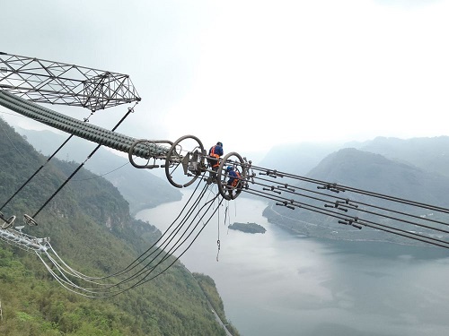新华社：特写：特高压输电线路高空“关节置换手术”2.jpg