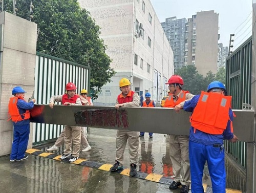 人民网：成都：防备“高温+强降雨” 做好迎峰度夏保电工作2.png
