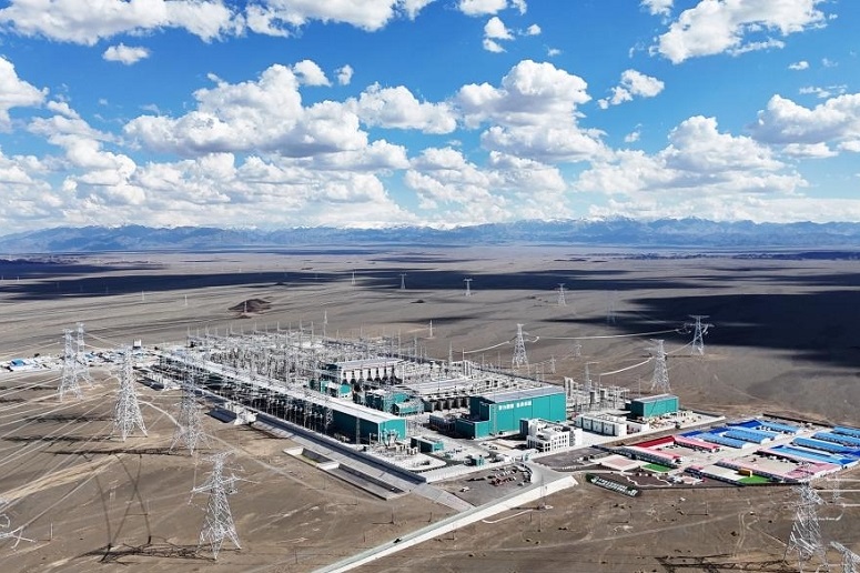 共绘天山南北光明画卷